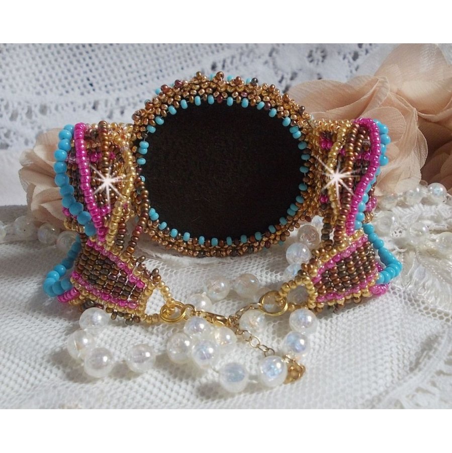 Pulseira de punho Cheyenne bordada com uma pedra preciosa, um rubi Fuchsite com contas de sementes Miyuki e contas de sementes checas.