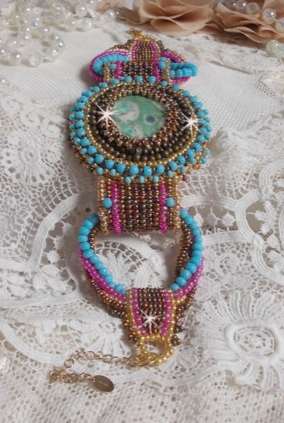 Pulseira de punho Cheyenne bordada com uma pedra preciosa, um rubi Fuchsite com contas de sementes Miyuki e contas de sementes checas.