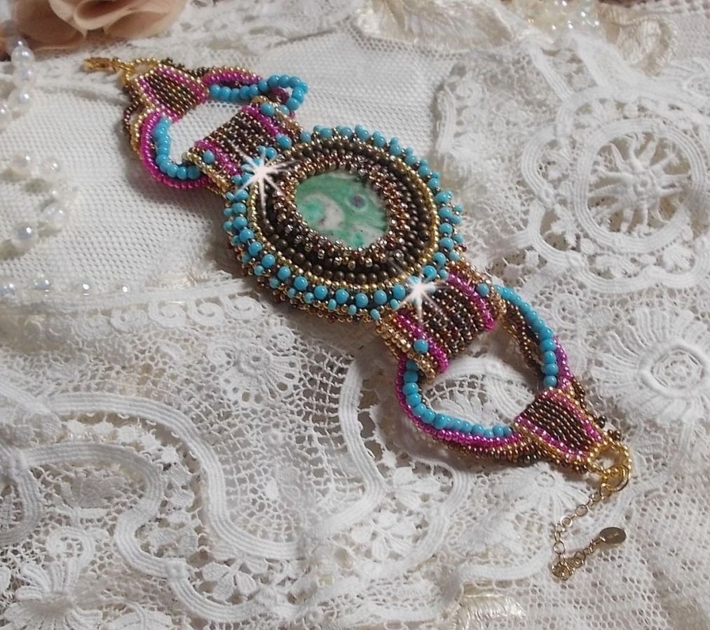 Pulseira de punho Cheyenne bordada com uma pedra preciosa, um rubi Fuchsite com contas de sementes Miyuki e contas de sementes checas.
