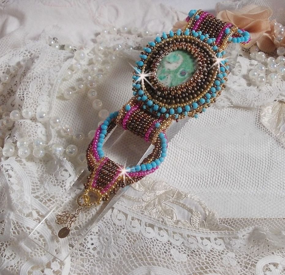 Pulseira de punho Cheyenne bordada com uma pedra preciosa, um rubi Fuchsite com contas de sementes Miyuki e contas de sementes checas.