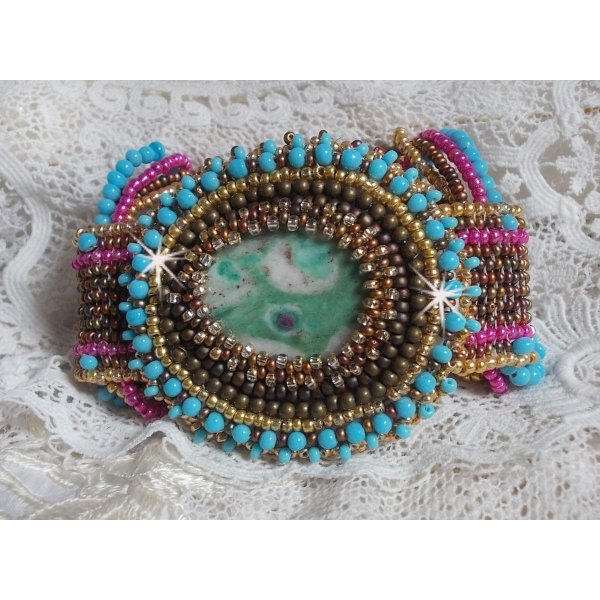 Pulseira de punho Cheyenne bordada com uma pedra preciosa, um rubi Fuchsite com contas de sementes Miyuki e contas de sementes checas.
