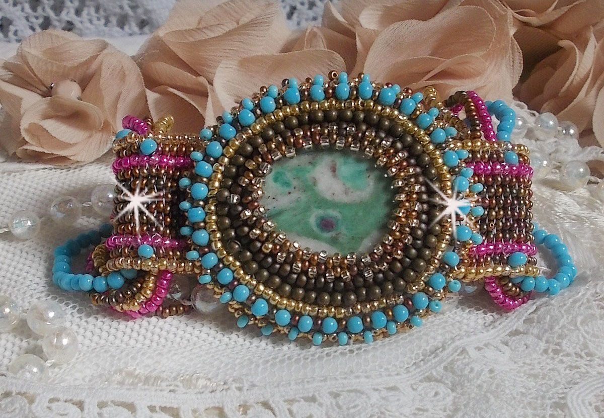 Pulseira de punho Cheyenne bordada com uma pedra preciosa, um rubi Fuchsite com contas de sementes Miyuki e contas de sementes checas.