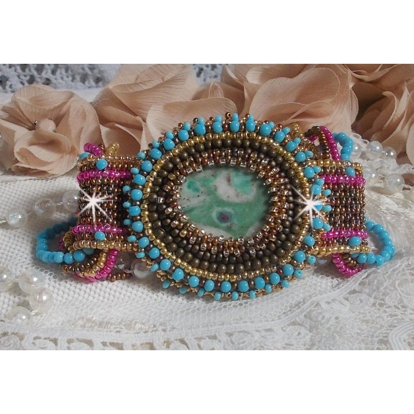 Pulseira de punho Cheyenne bordada com uma pedra preciosa, um rubi Fuchsite com contas de sementes Miyuki e contas de sementes checas.