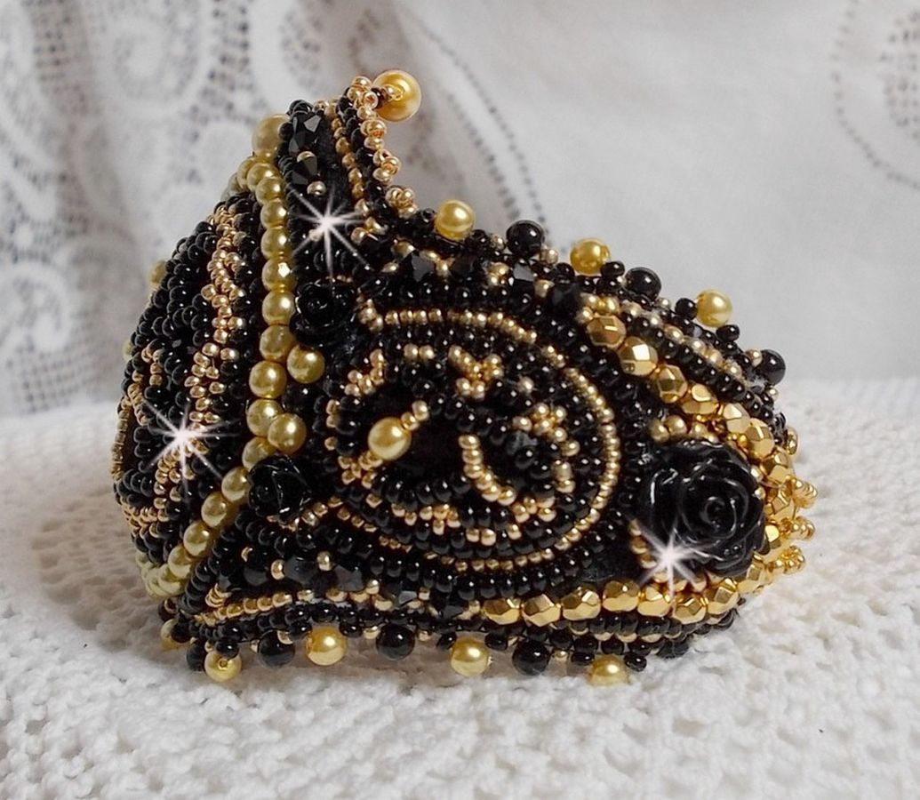 Pulseira Cleopatra bordada com ônix preto, cristais Swarovski e missangas de sementes