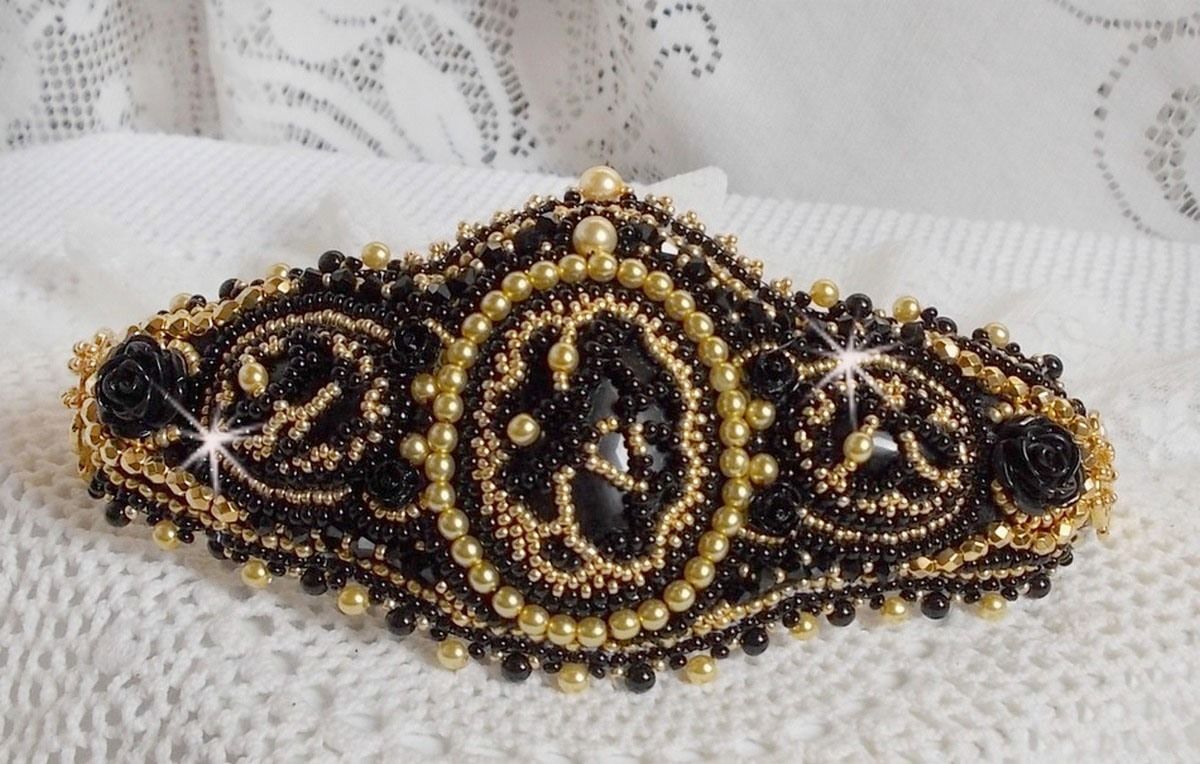 Pulseira Cleopatra bordada com ônix preto, cristais Swarovski e missangas de sementes