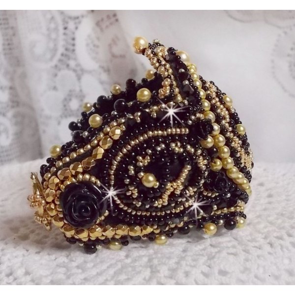 Pulseira Cleopatra bordada com &ocirc;nix preto, cristais Swarovski e missangas de sementes
