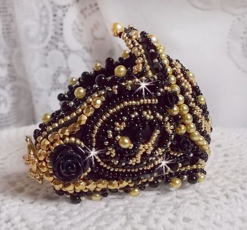 Pulseira Cleopatra bordada com ônix preto, cristais Swarovski e missangas de sementes