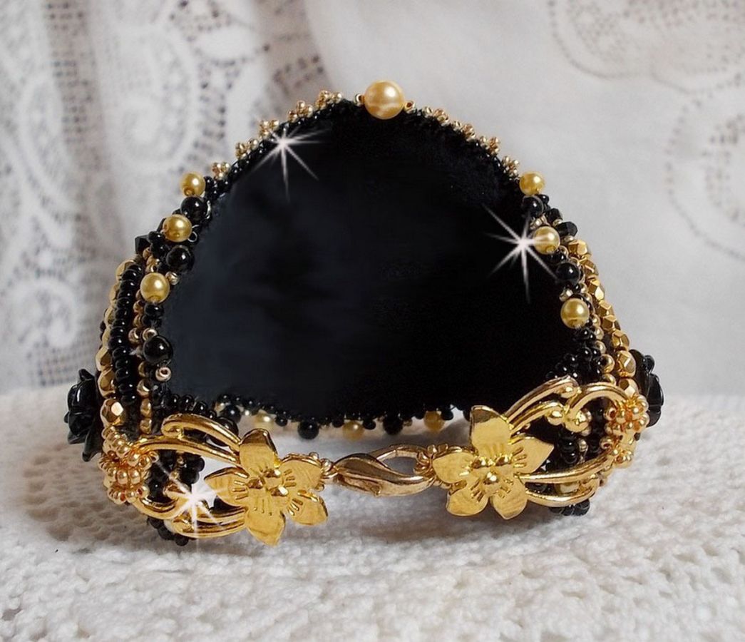Pulseira Cleopatra bordada com ônix preto, cristais Swarovski e missangas de sementes
