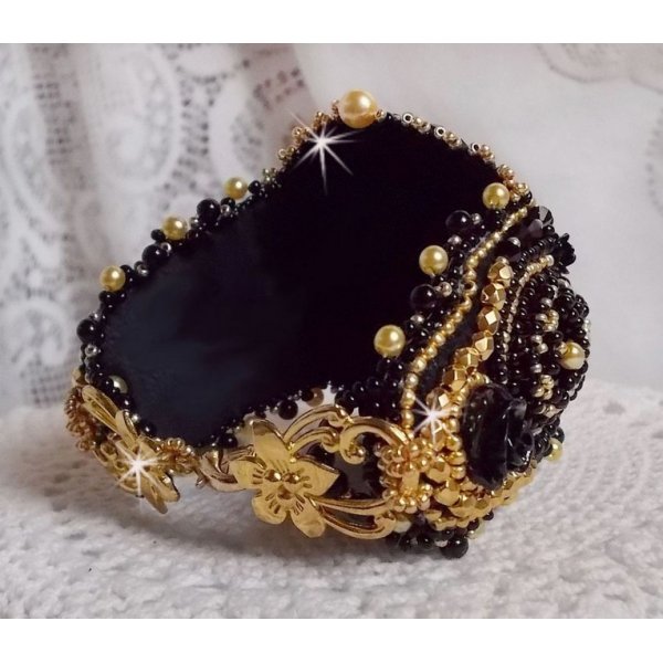 Pulseira Cleopatra bordada com &ocirc;nix preto, cristais Swarovski e missangas de sementes