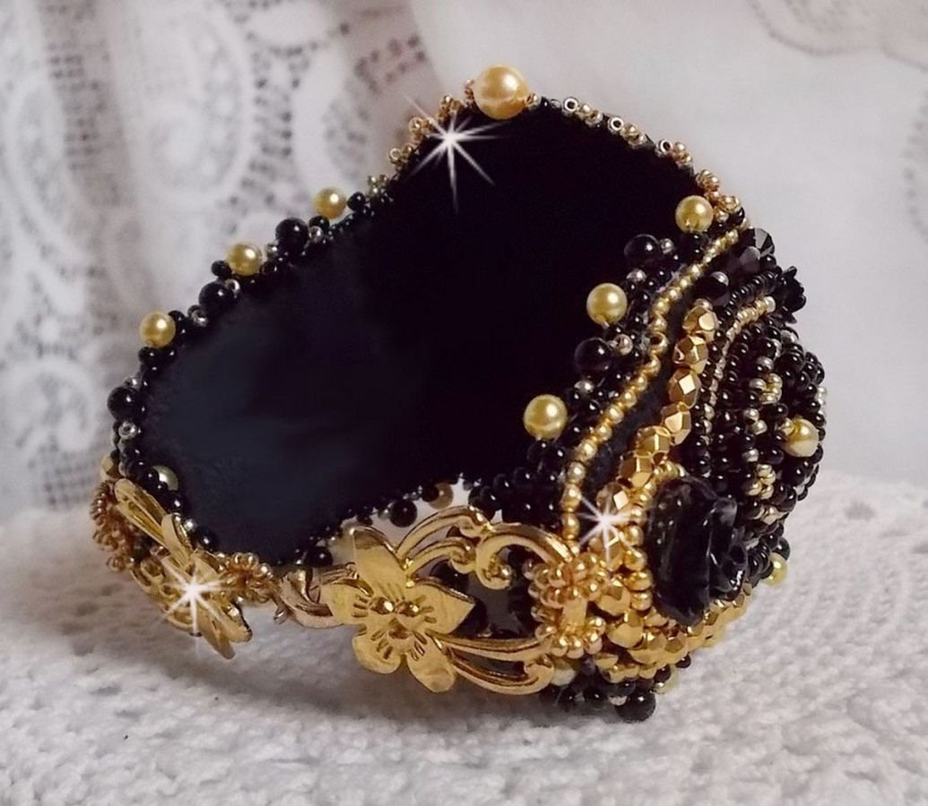 Pulseira Cleopatra bordada com ônix preto, cristais Swarovski e missangas de sementes