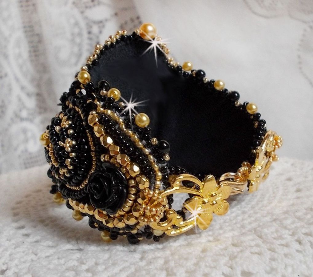 Pulseira Cleopatra bordada com ônix preto, cristais Swarovski e missangas de sementes