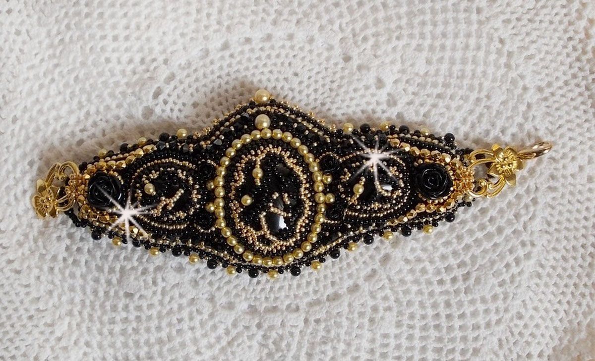 Pulseira Cleopatra bordada com ônix preto, cristais Swarovski e missangas de sementes