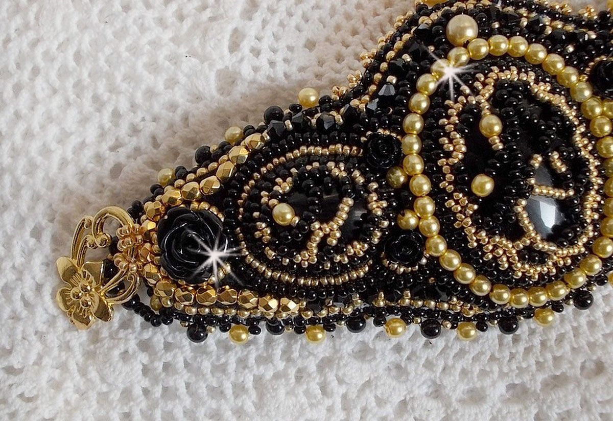 Pulseira Cleopatra bordada com ônix preto, cristais Swarovski e missangas de sementes