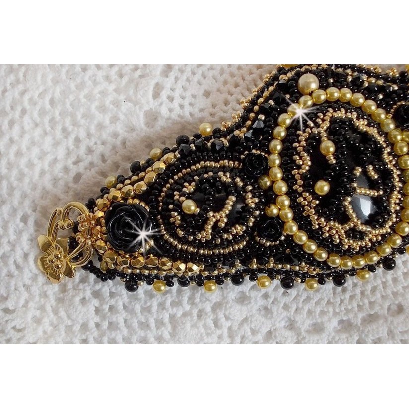 Pulseira Cleopatra bordada com ônix preto, cristais Swarovski e missangas de sementes