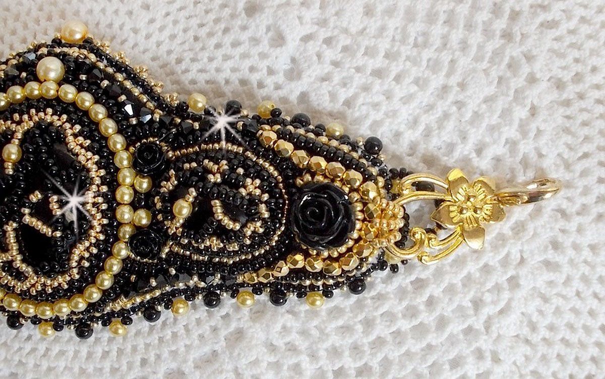 Pulseira Cleopatra bordada com ônix preto, cristais Swarovski e missangas de sementes