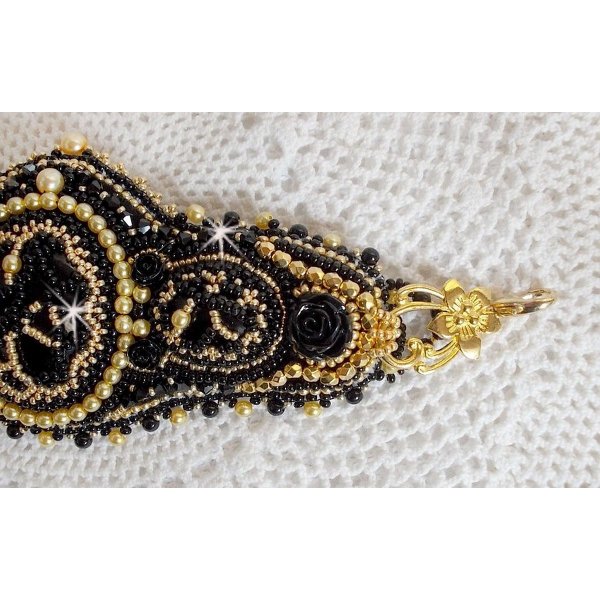 Pulseira Cleopatra bordada com ônix preto, cristais Swarovski e missangas de sementes