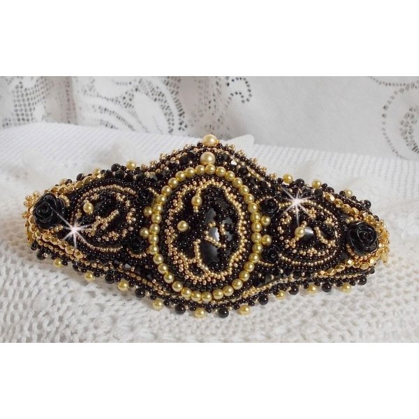 Pulseira Cleopatra bordada com ônix preto, cristais Swarovski e missangas de sementes