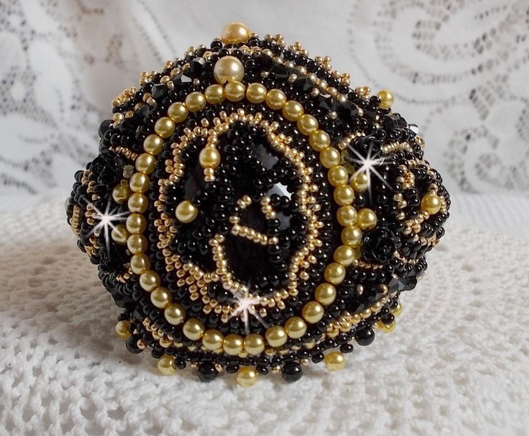 Pulseira Cleopatra bordada com ônix preto, cristais Swarovski e missangas de sementes