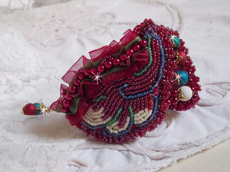 Pulseira de Outono encantadora bordada com cristais Swarovski, contas redondas de resina perolada, rendas e contas de sementes