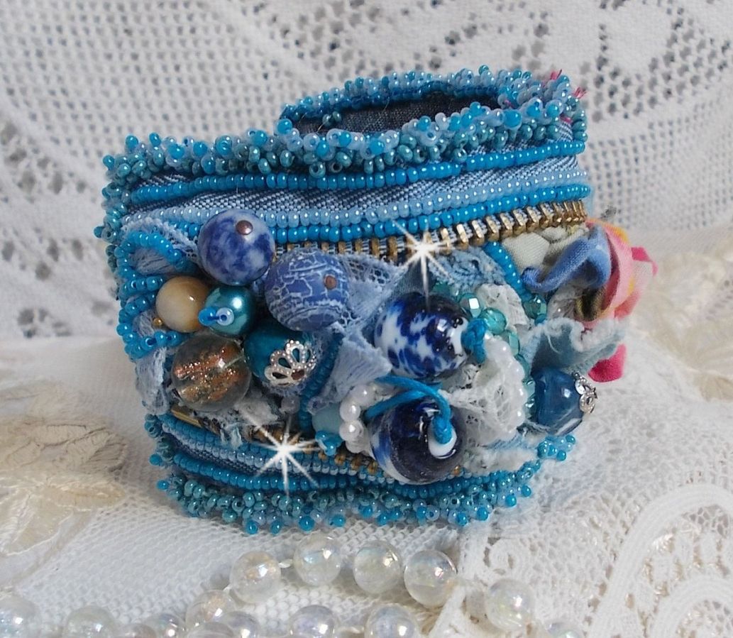 Pulseira Far West bordada com tecido de ganga, contas de pedra preciosa: Sodalite, Agatha, contas de cerâmica, contas de vidro da Boémia e contas de sementes