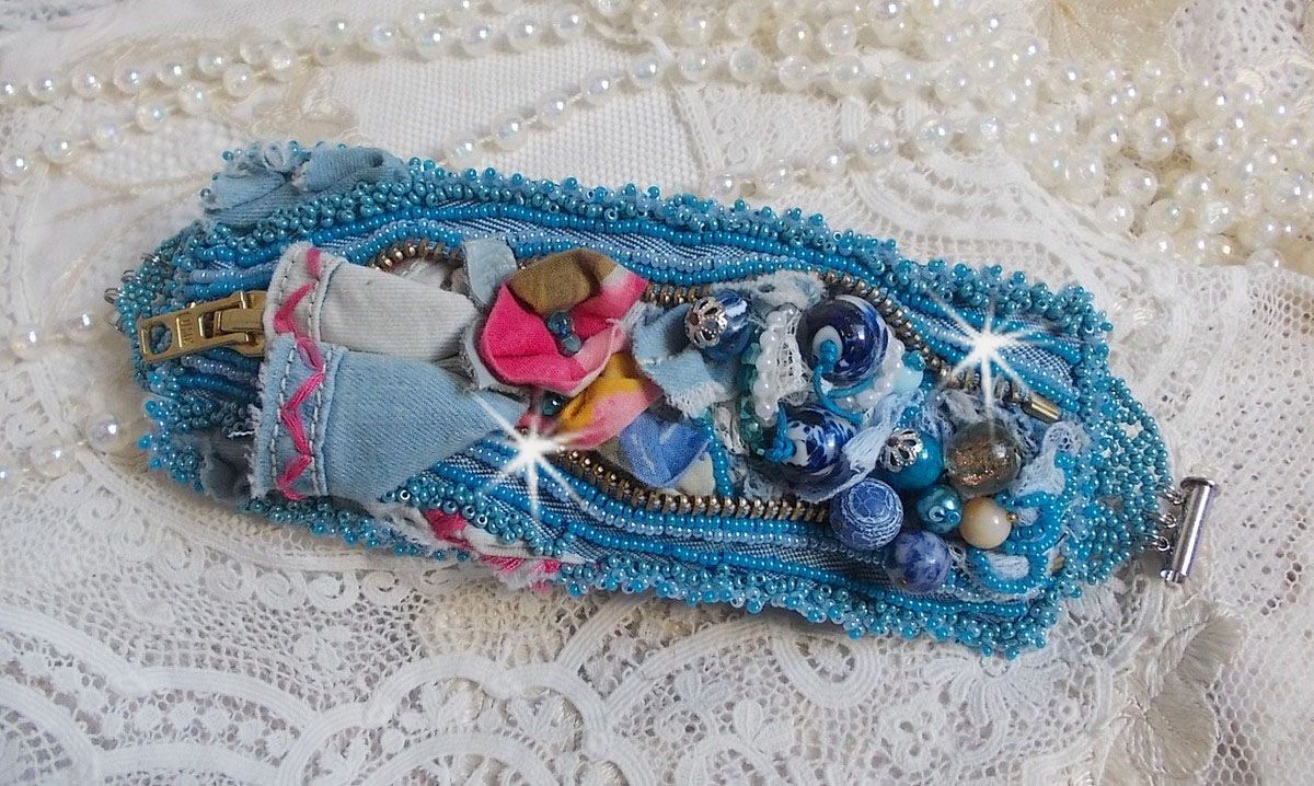 Pulseira Far West bordada com tecido de ganga, contas de pedra preciosa: Sodalite, Agatha, contas de cerâmica, contas de vidro da Boémia e contas de sementes