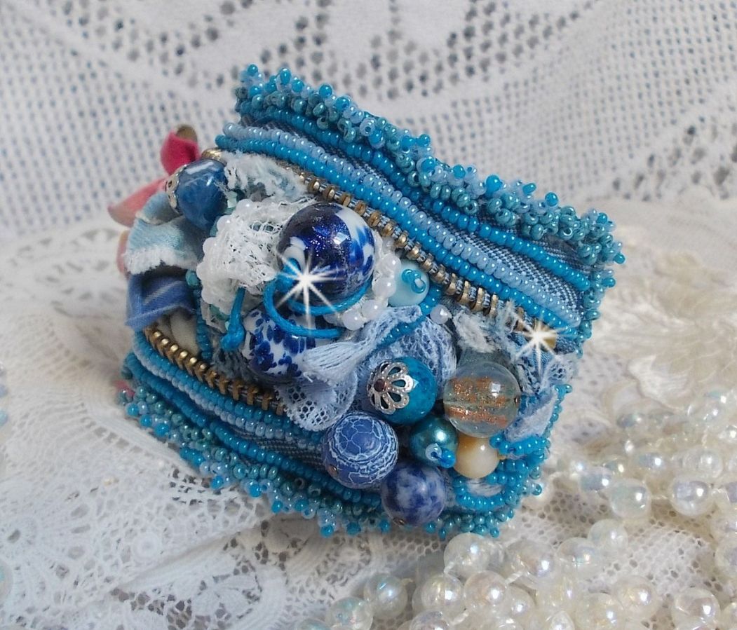 Pulseira Far West bordada com tecido de ganga, contas de pedra preciosa: Sodalite, Agatha, contas de cerâmica, contas de vidro da Boémia e contas de sementes