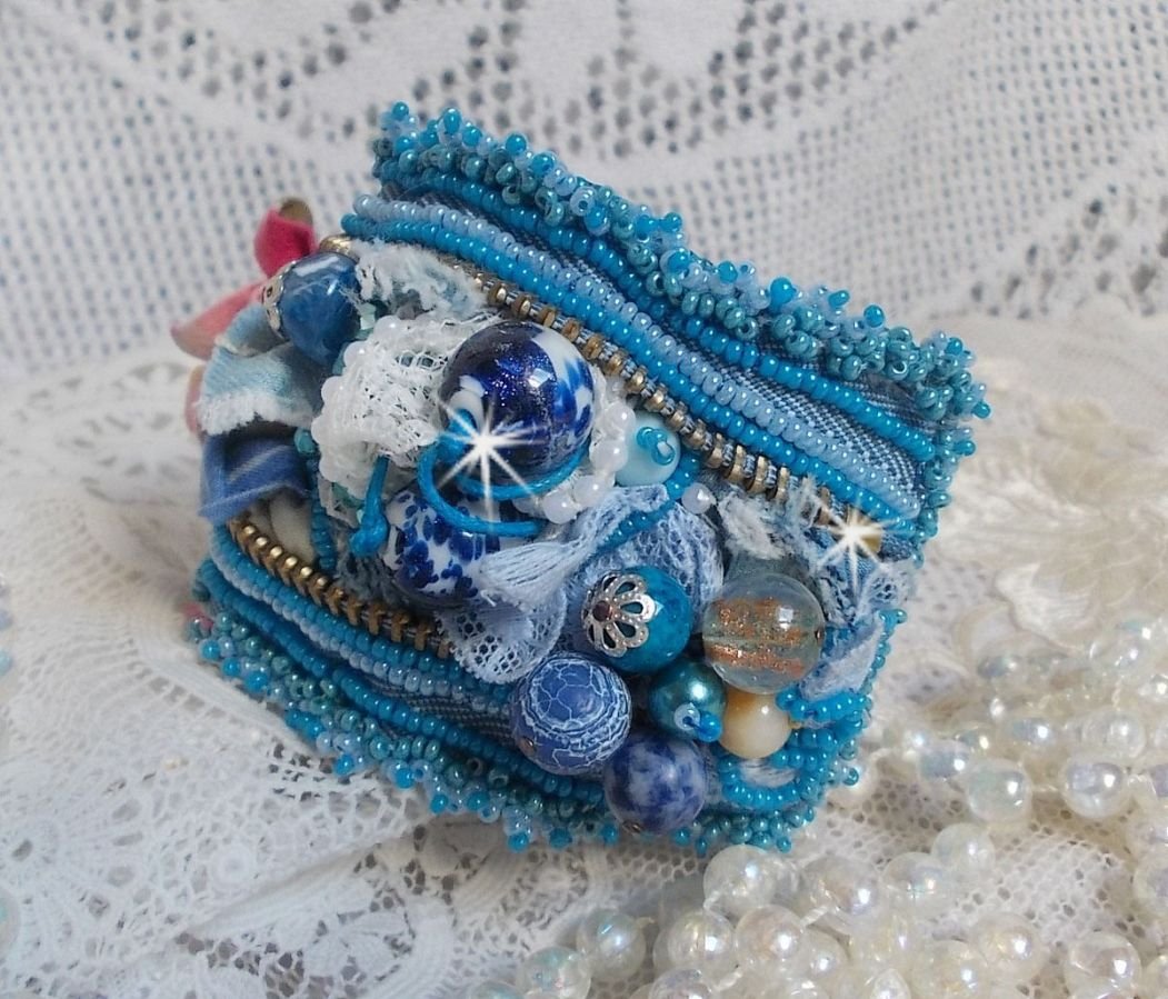 Pulseira Far West bordada com tecido de ganga, contas de pedra preciosa: Sodalite, Agatha, contas de cerâmica, contas de vidro da Boémia e contas de sementes