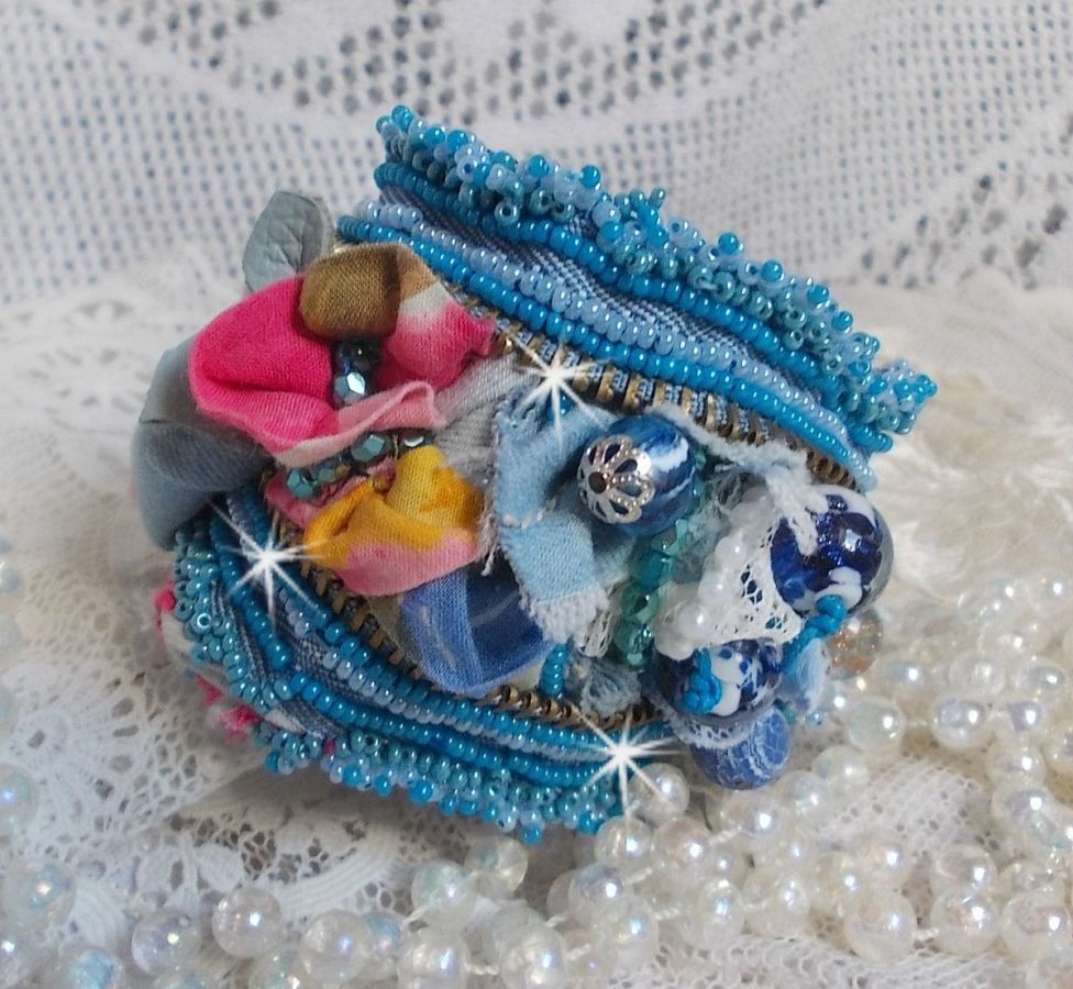 Pulseira Far West bordada com tecido de ganga, contas de pedra preciosa: Sodalite, Agatha, contas de cerâmica, contas de vidro da Boémia e contas de sementes