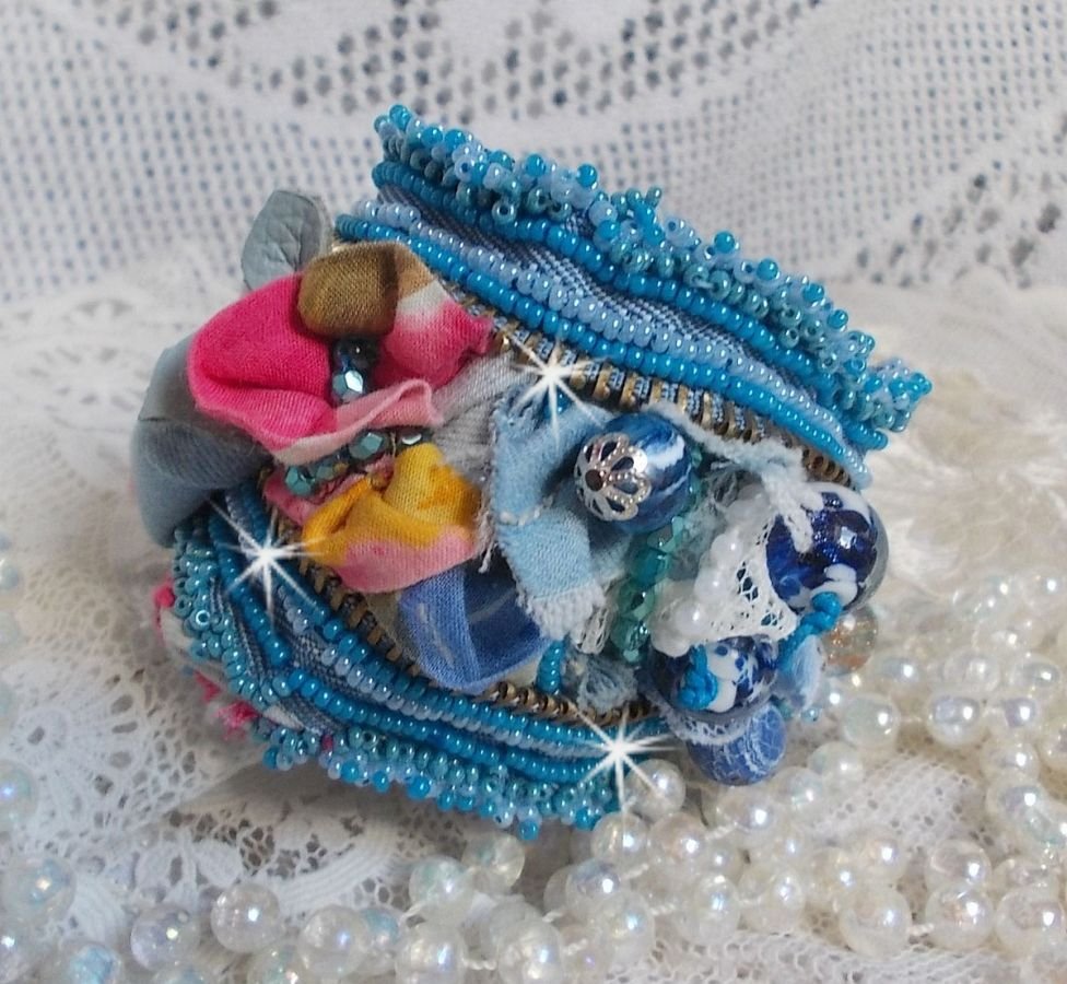 Pulseira Far West bordada com tecido de ganga, contas de pedra preciosa: Sodalite, Agatha, contas de cerâmica, contas de vidro da Boémia e contas de sementes