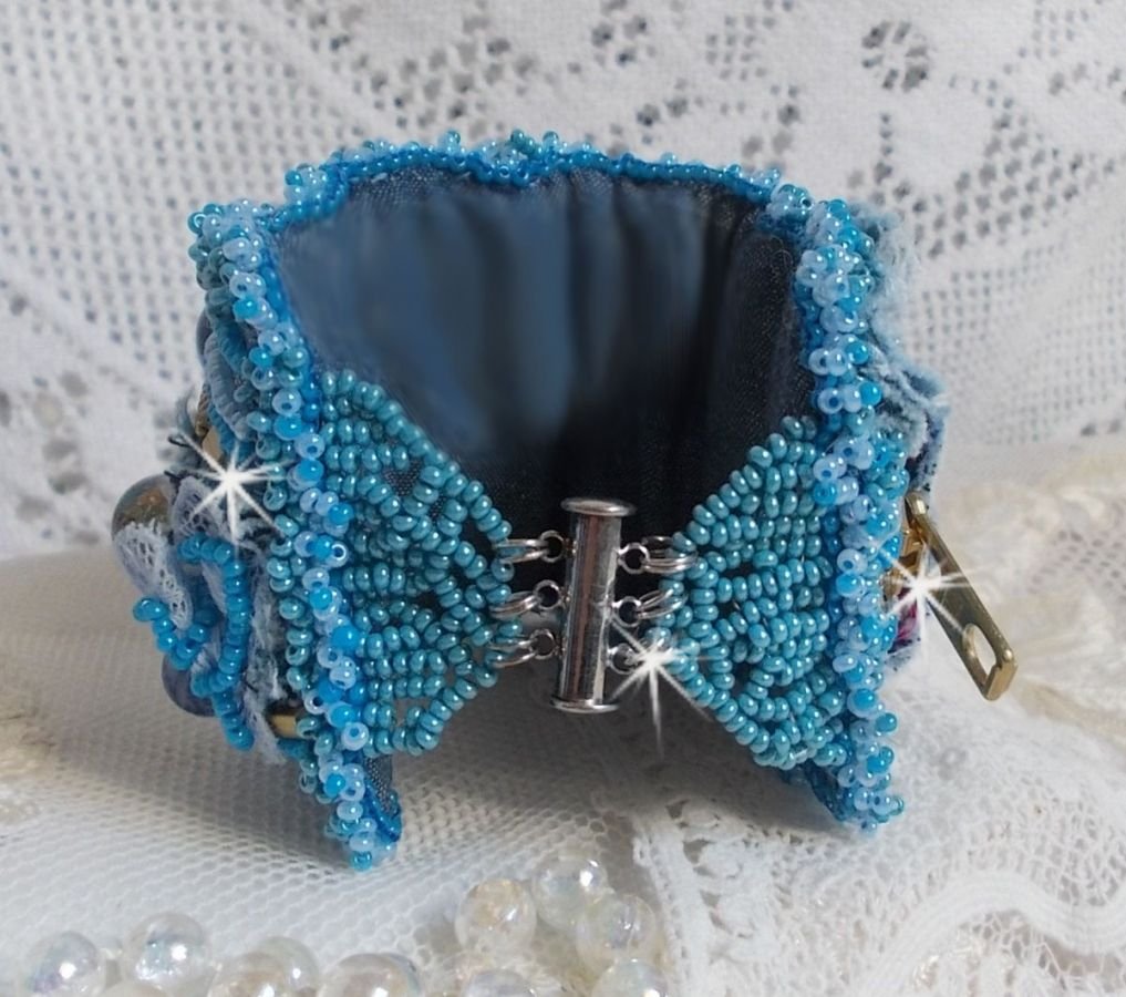 Pulseira Far West bordada com tecido de ganga, contas de pedra preciosa: Sodalite, Agatha, contas de cerâmica, contas de vidro da Boémia e contas de sementes