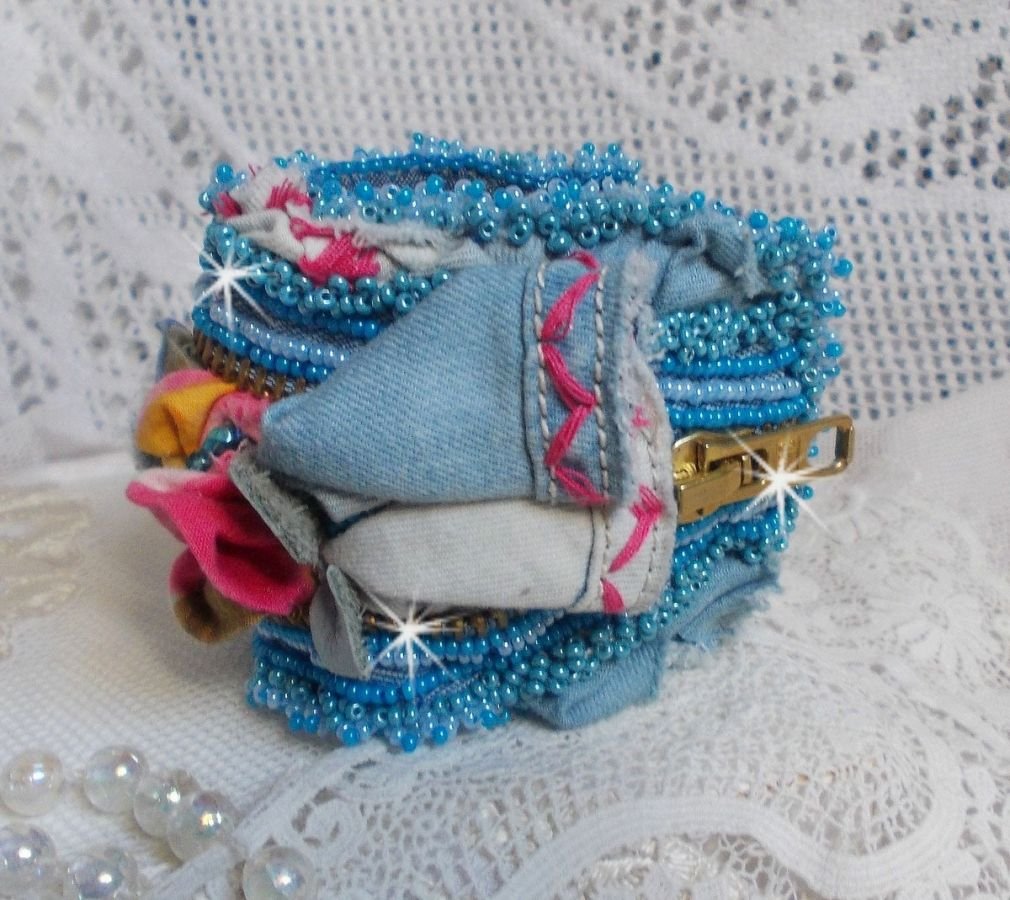 Pulseira Far West bordada com tecido de ganga, contas de pedra preciosa: Sodalite, Agatha, contas de cerâmica, contas de vidro da Boémia e contas de sementes