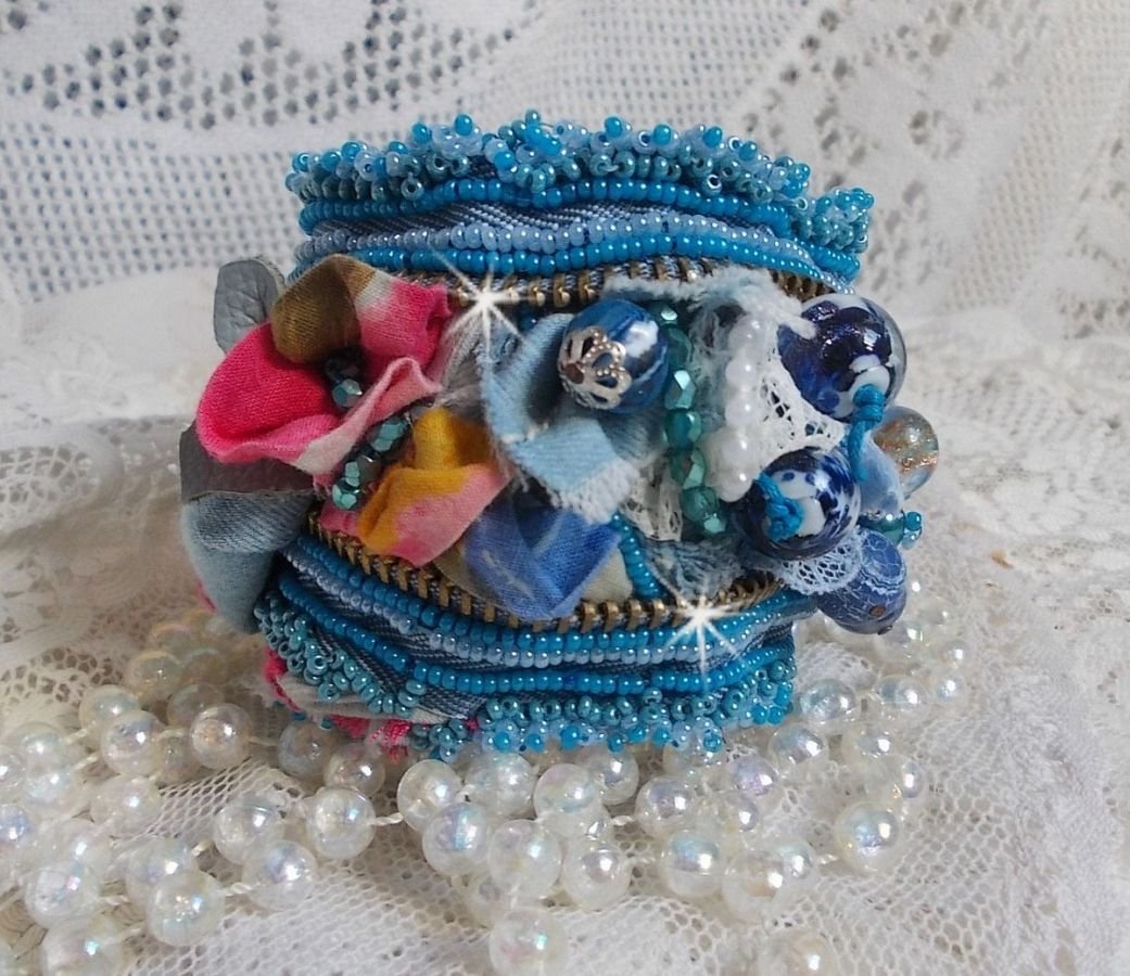 Pulseira Far West bordada com tecido de ganga, contas de pedra preciosa: Sodalite, Agatha, contas de cerâmica, contas de vidro da Boémia e contas de sementes