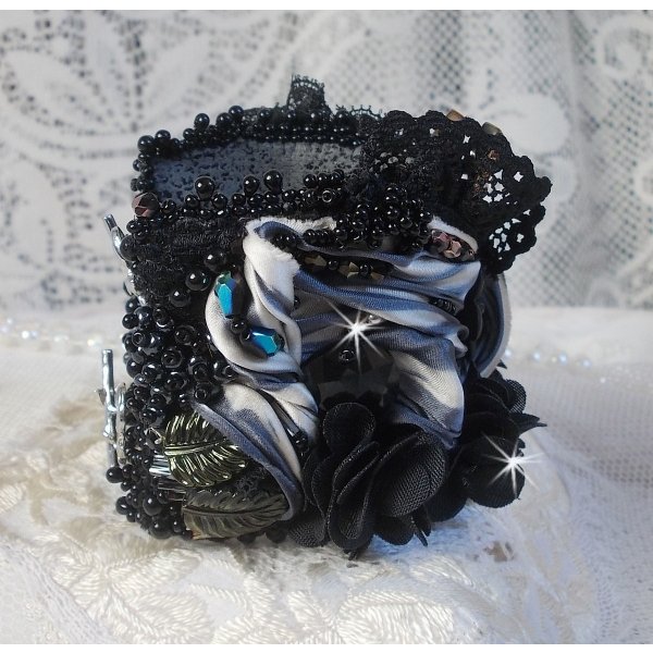 Bracelet manchette F&eacute;erie Black avec une soie grise, blanche et noir.