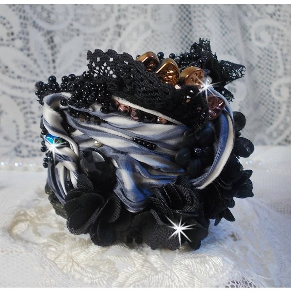 Bracelet manchette F&eacute;erie Black avec une soie grise, blanche et noir.