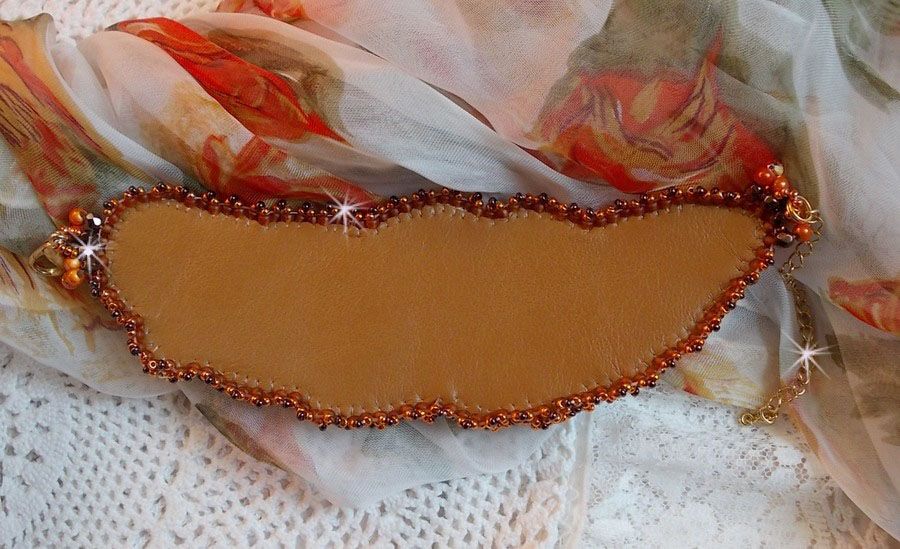 Pulseira de punho laranja Haute-Couture bordada com cristais Swarovski e missangas de sementes Miyuki.