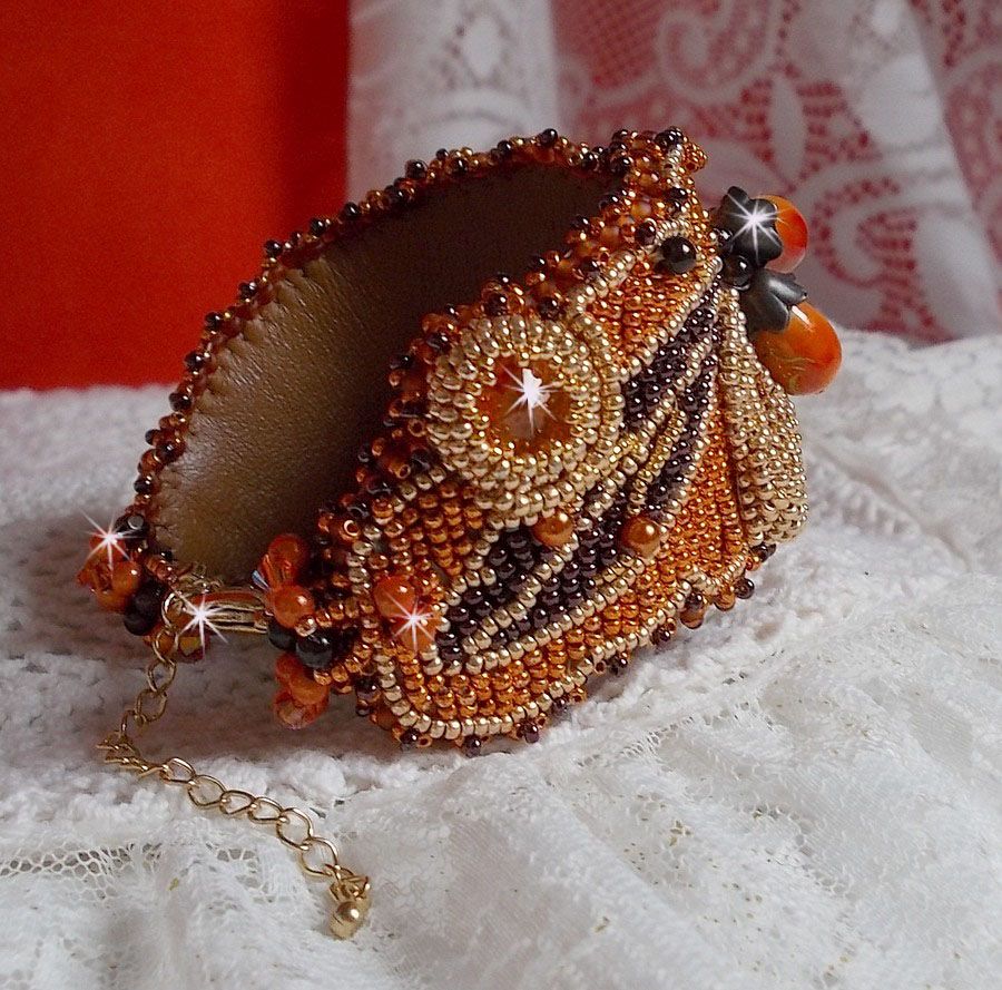 Pulseira de punho laranja Haute-Couture bordada com cristais Swarovski e missangas de sementes Miyuki.