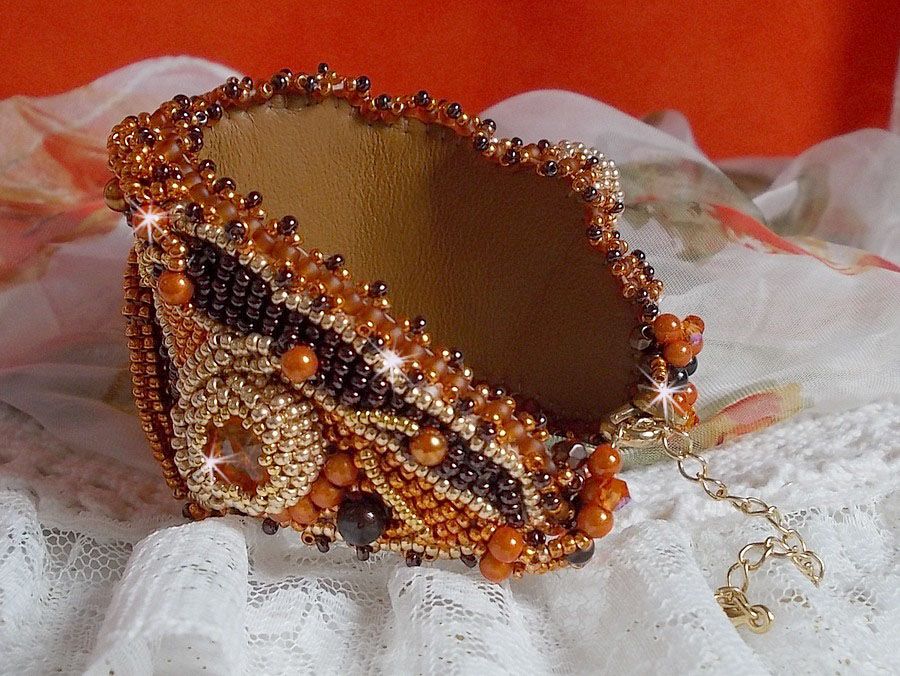 Pulseira de punho laranja Haute-Couture bordada com cristais Swarovski e missangas de sementes Miyuki.