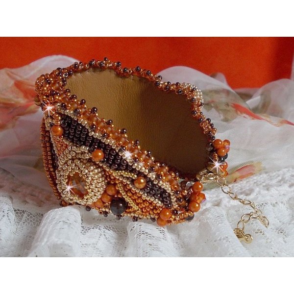 Pulseira de punho laranja Haute-Couture bordada com cristais Swarovski e missangas de sementes Miyuki.