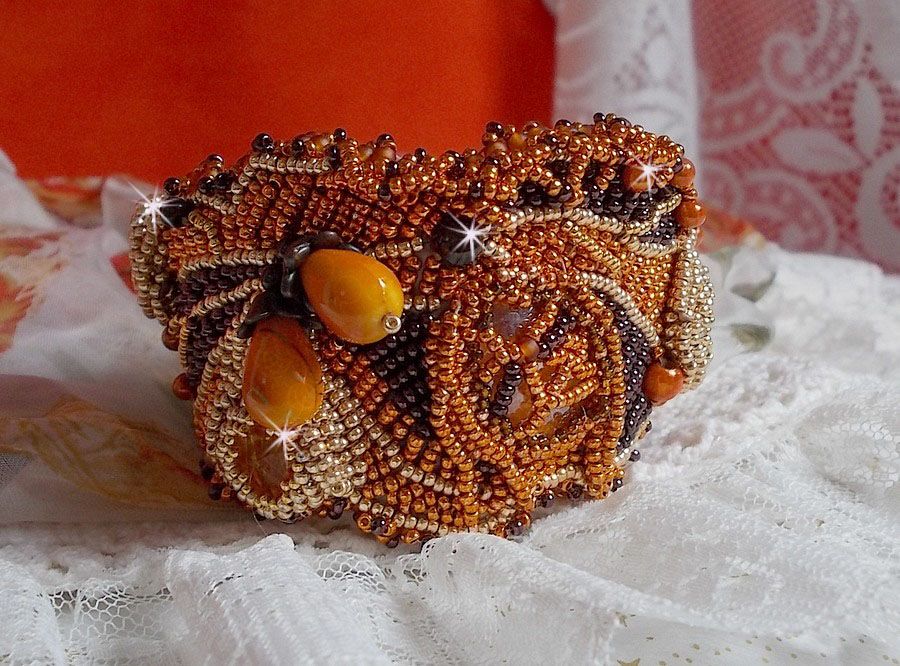 Pulseira de punho laranja Haute-Couture bordada com cristais Swarovski e missangas de sementes Miyuki.