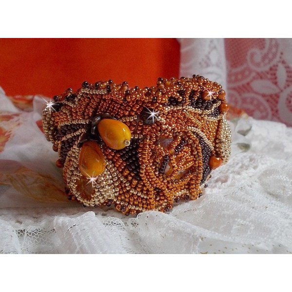 Pulseira de punho laranja Haute-Couture bordada com cristais Swarovski e missangas de sementes Miyuki.