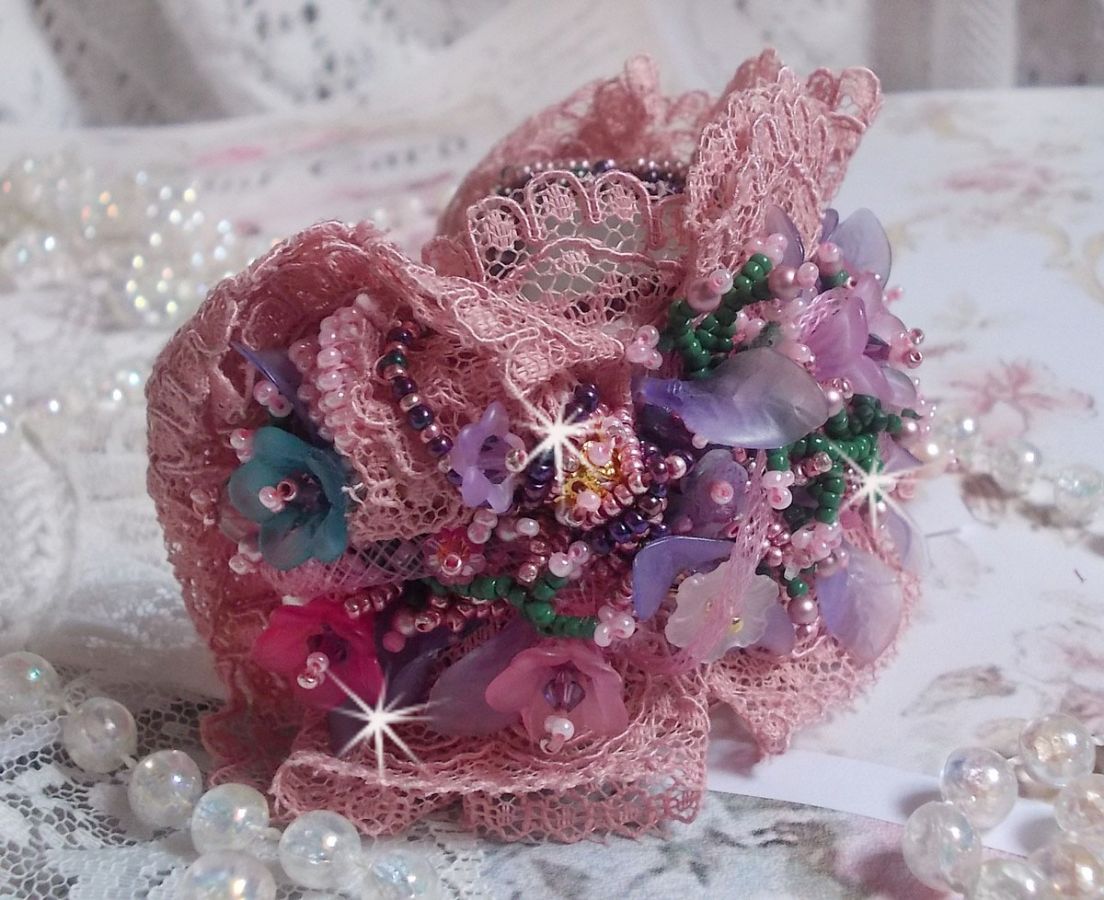 Pulseira Jardin Poétique bordada com renda Old Rose Antique, cristais Swarovski, acessórios banhados a ouro 18 e 24 quilates, madrepérola, pérolas e pérolas de sementes