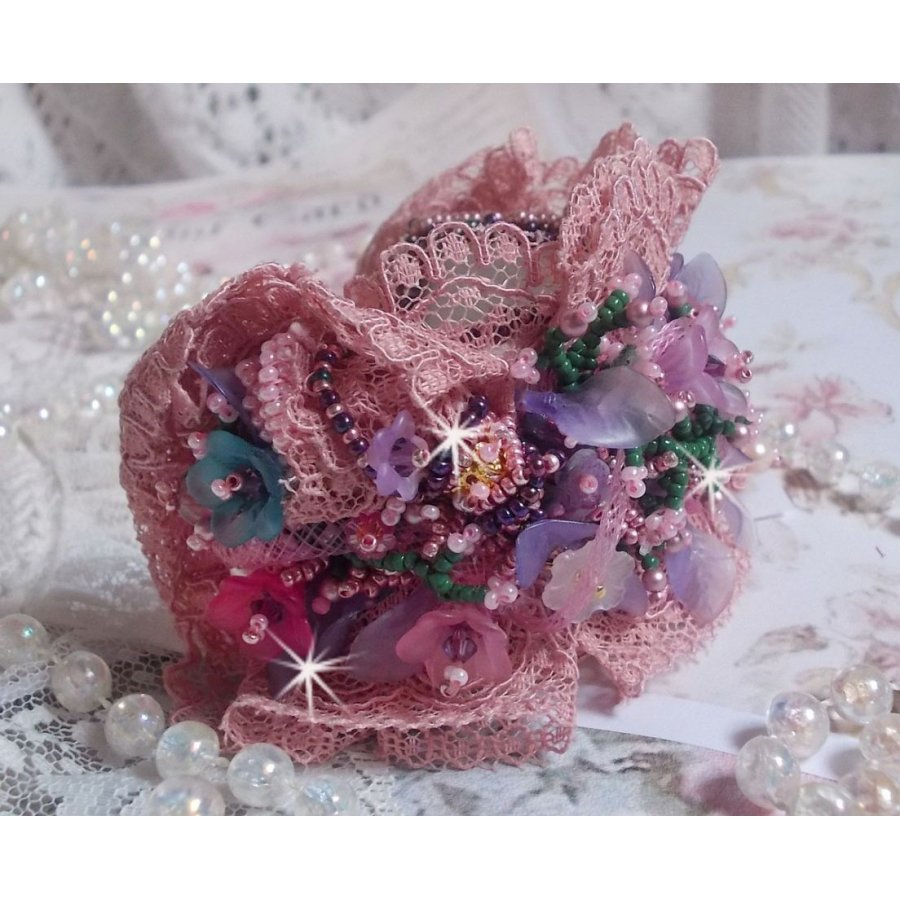 Pulseira Jardin Poétique bordada com renda Old Rose Antique, cristais Swarovski, acessórios banhados a ouro 18 e 24 quilates, madrepérola, pérolas e pérolas de sementes
