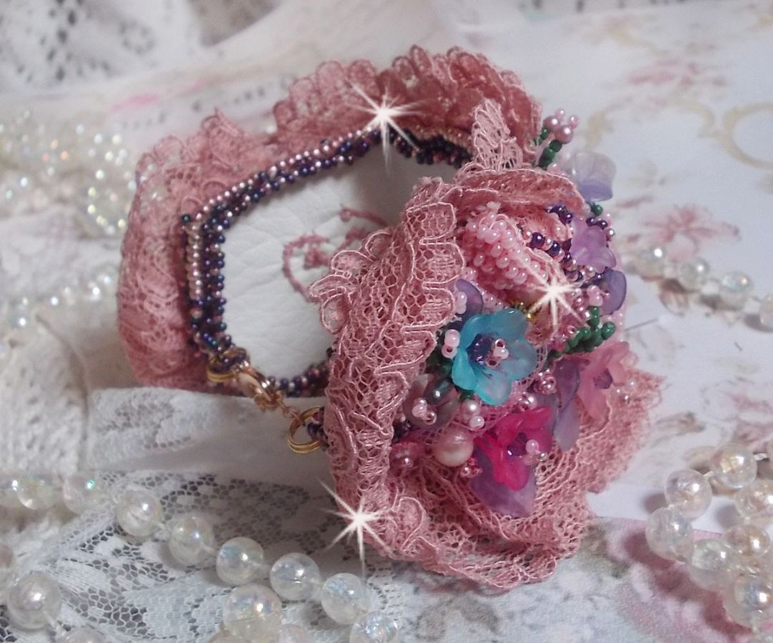 Pulseira Jardin Poétique bordada com renda Old Rose Antique, cristais Swarovski, acessórios banhados a ouro 18 e 24 quilates, madrepérola, pérolas e pérolas de sementes