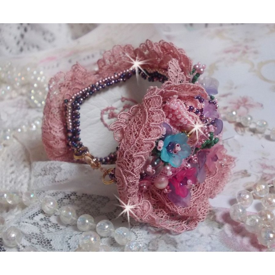 Pulseira Jardin Poétique bordada com renda Old Rose Antique, cristais Swarovski, acessórios banhados a ouro 18 e 24 quilates, madrepérola, pérolas e pérolas de sementes