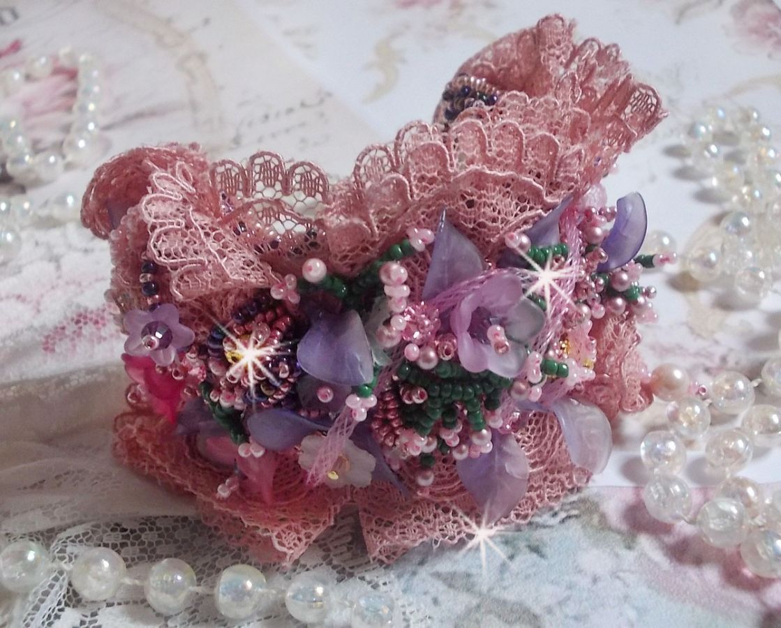 Pulseira Jardin Poétique bordada com renda Old Rose Antique, cristais Swarovski, acessórios banhados a ouro 18 e 24 quilates, madrepérola, pérolas e pérolas de sementes