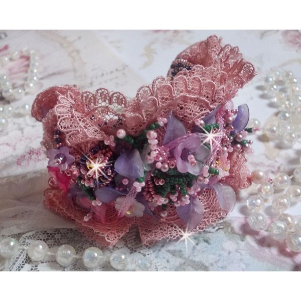 Pulseira Jardin Po&eacute;tique bordada com renda Old Rose Antique, cristais Swarovski, acess&oacute;rios banhados a ouro 18 e 24 quilates, madrep&eacute;rola, p&eacute;rolas e p&eacute;rolas de sementes