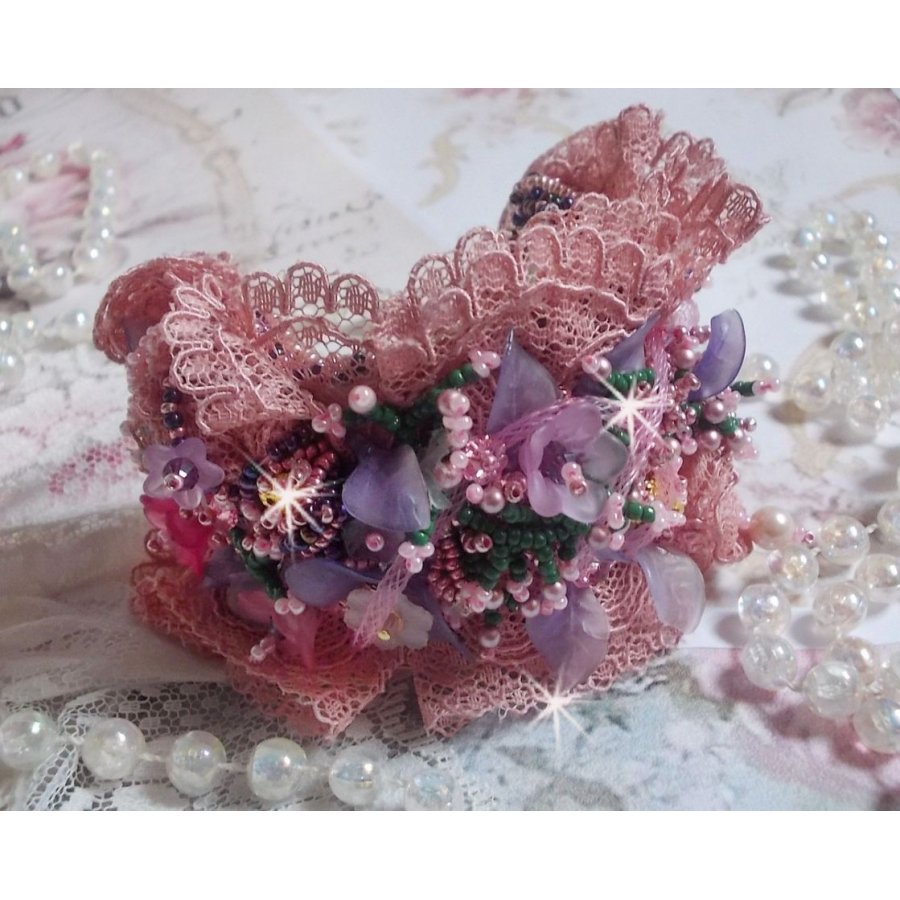 Pulseira Jardin Poétique bordada com renda Old Rose Antique, cristais Swarovski, acessórios banhados a ouro 18 e 24 quilates, madrepérola, pérolas e pérolas de sementes