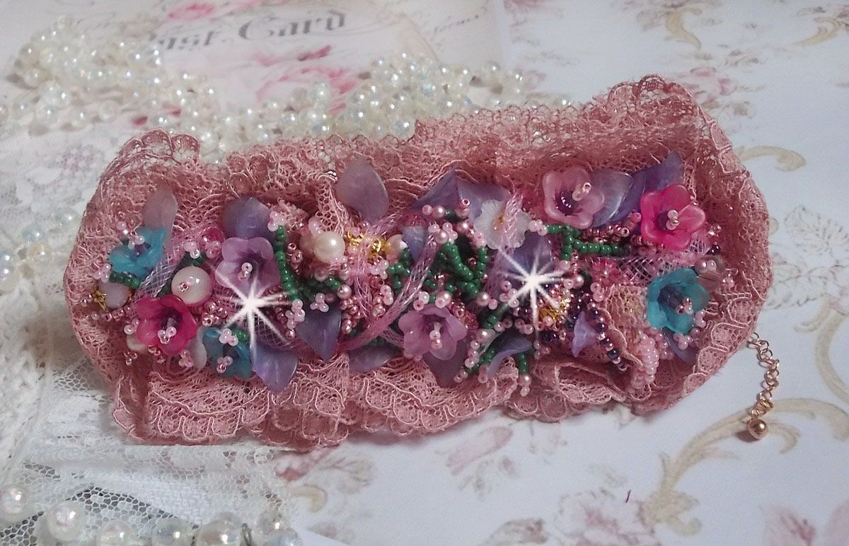 Pulseira Jardin Poétique bordada com renda Old Rose Antique, cristais Swarovski, acessórios banhados a ouro 18 e 24 quilates, madrepérola, pérolas e pérolas de sementes