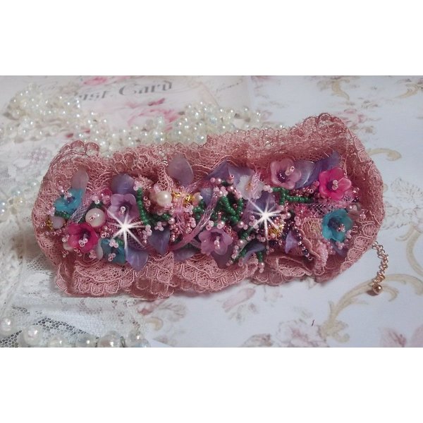 Pulseira Jardin Poétique bordada com renda Old Rose Antique, cristais Swarovski, acessórios banhados a ouro 18 e 24 quilates, madrepérola, pérolas e pérolas de sementes