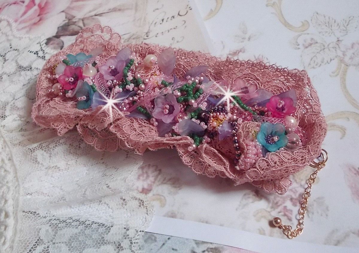 Pulseira Jardin Poétique bordada com renda Old Rose Antique, cristais Swarovski, acessórios banhados a ouro 18 e 24 quilates, madrepérola, pérolas e pérolas de sementes